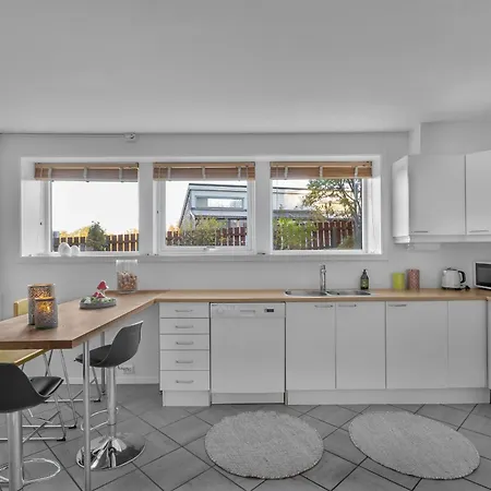 Stormly - Modern 1-bedroom With Sofa-bed, Free Parking, Quiet Area Tromsø