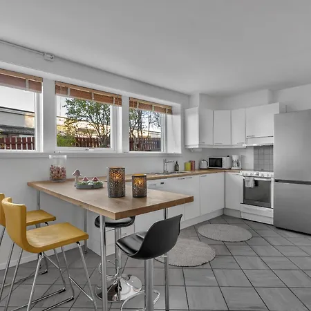 Stormly - Modern 1-bedroom With Sofa-bed, Free Parking, Quiet Area