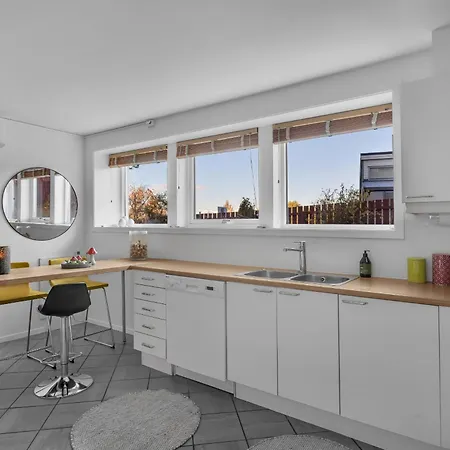 Stormly - Modern 1-bedroom With Sofa-bed, Free Parking, Quiet Area Lägenhet