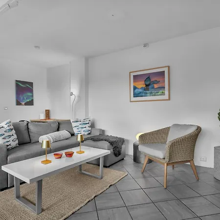 Stormly - Modern 1-bedroom With Sofa-bed, Free Parking, Quiet Area * Tromsø