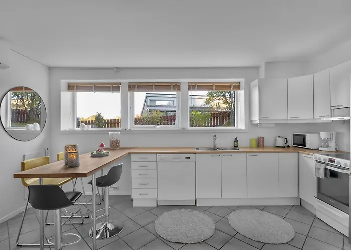 Stormly - Modern 1-bedroom With Sofa-bed, Free Parking, Quiet Area Tromsø