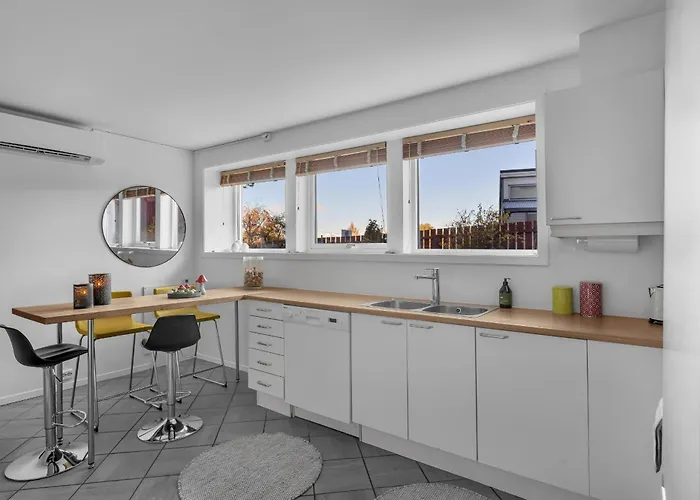 Stormly - Modern 1-bedroom With Sofa-bed, Free Parking, Quiet Area Apartamento
