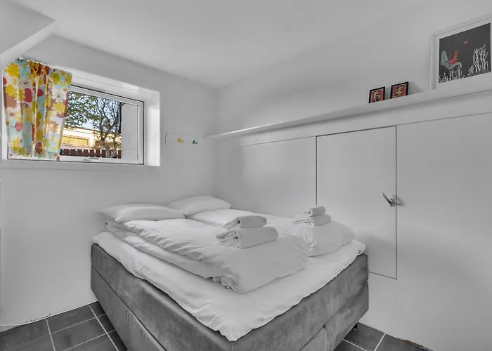Apartamento Stormly - Modern 1-bedroom With Sofa-bed, Free Parking, Quiet Area *