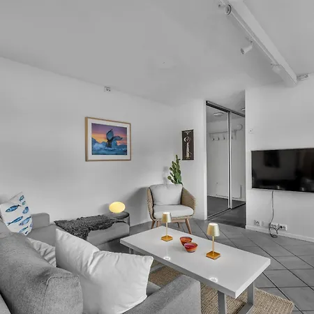 Stormly - Modern 1-bedroom With Sofa-bed, Free Parking, Quiet Area דירה טרומסה