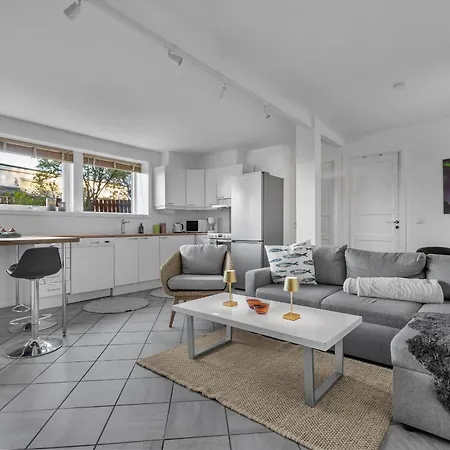 Stormly - Modern 1-bedroom With Sofa-bed, Free Parking, Quiet Area דירה *